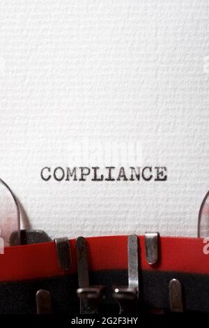 Das Wort Compliance mit einer Schreibmaschine geschrieben. Stockfoto