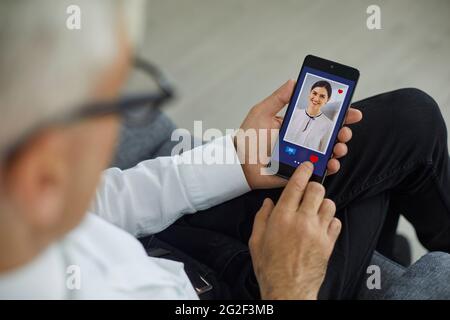 Der ältere Mann mag das Foto einer jungen, schönen, lachenden europäischen Frau.Dating online. Stockfoto