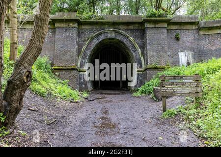 Die Kelmarsh-Tunnel sind stilllegte Eisenbahntunnel in Northamptonshire, England. Die Strecke Northampton nach Market Harborough wurde 1859 eröffnet. Stockfoto