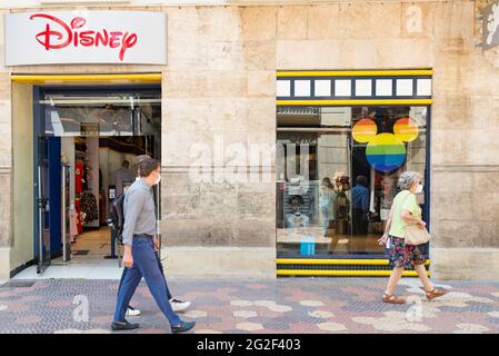 Valencia, Spanien. Juni 2021. Menschen mit Gesichtsmasken als Vorsichtsmaßnahme gegen die Ausbreitung von covid-19 gehen am Disney-Shop vorbei. Kredit: SOPA Images Limited/Alamy Live Nachrichten Stockfoto