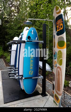 TOFINO, KANADA - 10. Juni 2021: Hotel Zed Surfbretter und Außendusche, Tofino, Vancouver Island, BC Kanada Stockfoto