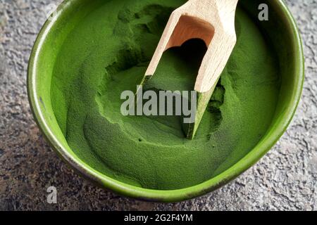 Chlorella Algenpulver in einer Schüssel, Nahaufnahme. Gesunde Nahrungsergänzung. Stockfoto