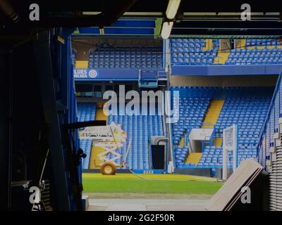 LONDON, VEREINIGTES KÖNIGREICH - 03. Apr 2011: Blick vom Tunnel auf den Pitch der Stamford Bridge. Fulham / Chelsea, London Großbritannien, 3. April 2011 Stockfoto