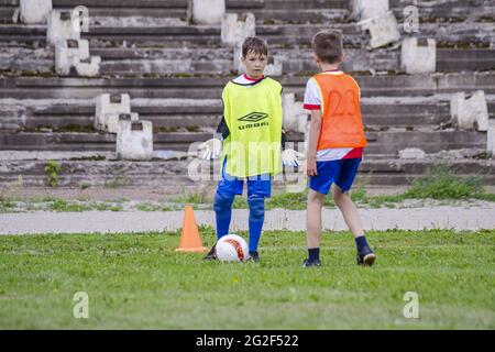 STERLITAMAK, RUSSLAND - 21. Jul 2019: Junge Fußballer trainieren auf einem grünen Rasen. Vorbereitung der Athleten auf zukünftige Siege auf dem Fußballfeld. Stockfoto