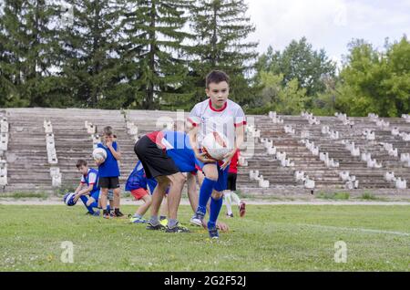 STERLITAMAK, RUSSLAND - 21. Jul 2019: Junge Fußballer trainieren auf einem grünen Rasen. Vorbereitung der Athleten auf zukünftige Siege auf dem Fußballfeld. Stockfoto