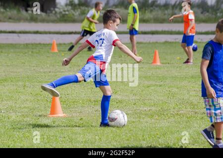 STERLITAMAK, RUSSLAND - 21. Jul 2019: Junge Fußballer trainieren auf einem grünen Rasen. Vorbereitung der Athleten auf zukünftige Siege auf dem Fußballfeld. Stockfoto