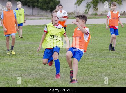 STERLITAMAK, RUSSLAND - 21. Jul 2019: Junge Fußballer trainieren auf einem grünen Rasen. Vorbereitung der Athleten auf zukünftige Siege auf dem Fußballfeld. Stockfoto