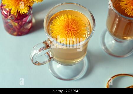 Frische Nelken-Blüte in einer Tasse Kräutertee Stockfoto