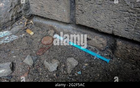26. Mai 2019, Swansea, Wales. Zwei verwendeten NeverShare Heroinspritze mit Erbrochenem. Szenario aus dem wirklichen Leben. Überdosis von Drogen und Opioid-Epidemie. Drogensucht Stockfoto