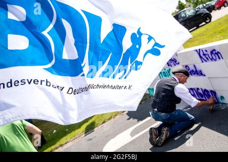 Edewecht, Deutschland. Juni 2021. Eine Flagge des Bundesverbandes Deutscher Milchbauern fliegt bei einer Protestaktion für angemessene Milchpreise vor dem DKM Deutsches Milchkontor. Die Arbeitsgemeinschaft bäuerliche Landwirtschaft (ABl) ruft angesichts der extrem gestiegenen Kosten für Futter und Energie bei nur moderat steigenden Milchpreisen zu einem Protest unter dem Motto "kein Spaß mehr - keine Wände mehr! Quelle: Sina Schuldt/dpa/Alamy Live News Stockfoto