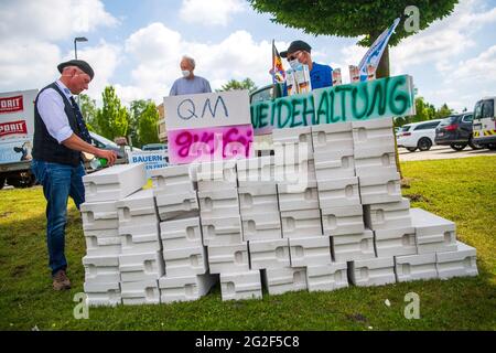 Edewecht, Deutschland. Juni 2021. Milchbauern demonstrieren für vernünftige Milchpreise, indem sie vor dem DKM Deutsches Milchkontor eine Mauer errichten. Angesichts extrem hoher Futtermittel- und Energiekosten bei nur moderat steigenden Milchpreisen ruft die Arbeitsgemeinschaft bäuerliche Landwirtschaft (ABl) zu einem Protest unter dem Motto "kein Spaß mehr - keine Wände mehr! Quelle: Sina Schuldt/dpa/Alamy Live News Stockfoto