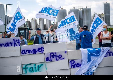 Edewecht, Deutschland. Juni 2021. Milchbauern demonstrieren vor dem DKM Deutsches Milchkontor zu vernünftigen Milchpreisen. Angesichts extrem hoher Futtermittel- und Energiekosten bei nur moderat steigenden Milchpreisen ruft die Arbeitsgemeinschaft bäuerliche Landwirtschaft (ABl) zu einem Protest unter dem Motto "kein Spaß mehr - keine Wände mehr! Quelle: Sina Schuldt/dpa/Alamy Live News Stockfoto