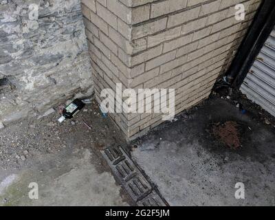 26. Mai 2019, Swansea, Wales. Zwei verwendeten NeverShare Heroinspritze mit Erbrochenem. Szenario aus dem wirklichen Leben. Überdosis von Drogen und Opioid-Epidemie. Drogensucht Stockfoto