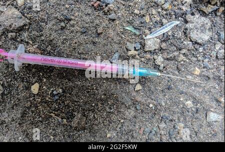 26. Mai 2019, Swansea, Wales. Zwei verwendeten NeverShare Heroinspritze mit Erbrochenem. Szenario aus dem wirklichen Leben. Überdosis von Drogen und Opioid-Epidemie. Drogensucht Stockfoto