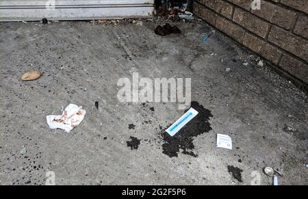 26. Mai 2019, Swansea, Wales. Zwei verwendeten NeverShare Heroinspritze mit Erbrochenem. Szenario aus dem wirklichen Leben. Überdosis von Drogen und Opioid-Epidemie. Drogensucht Stockfoto