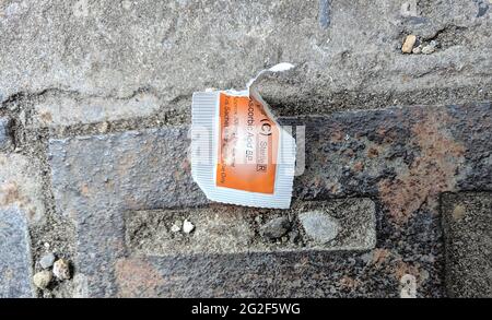 26. Mai 2019, Swansea, Wales. Zwei verwendeten NeverShare Heroinspritze mit Erbrochenem. Szenario aus dem wirklichen Leben. Überdosis von Drogen und Opioid-Epidemie. Drogensucht Stockfoto