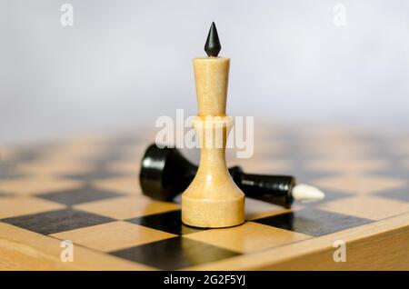 Schachfigur schwarz-weißer König auf einem Schachbrett, Nahaufnahme. Gleichstellungskonzept Stockfoto