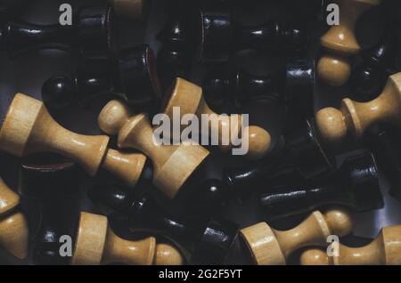 Schwarz-weiße alte Schachfiguren, Ansicht von oben Stockfoto