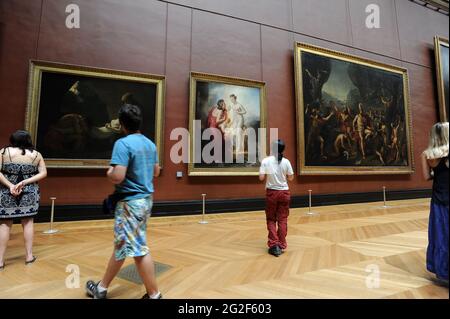 Der Louvre Galerie Paris Frankreich. Französische Kunst Malerei Gemälde Ausstellung Touristen Besucher Menschen besuchen europa europäischen Tourismus-Kultur Stockfoto