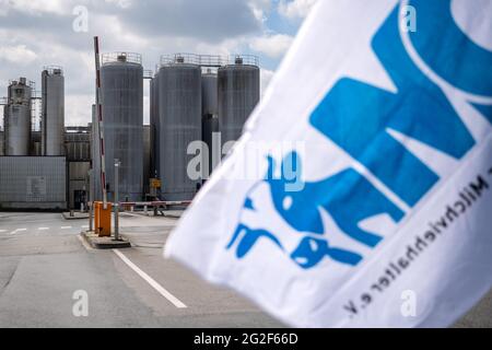 Edewecht, Deutschland. Juni 2021. Eine Flagge des Bundesverbandes Deutscher Milchbauern fliegt bei einer Protestaktion für angemessene Milchpreise vor dem DKM Deutsches Milchkontor. Die Arbeitsgemeinschaft bäuerliche Landwirtschaft (ABl) ruft angesichts der extrem gestiegenen Kosten für Futter und Energie bei nur moderat steigenden Milchpreisen zu einem Protest unter dem Motto "kein Spaß mehr - keine Wände mehr! Quelle: Sina Schuldt/dpa/Alamy Live News Stockfoto