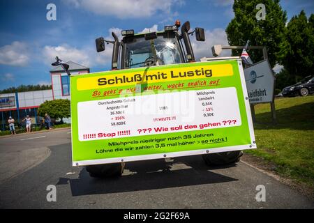 Edewecht, Deutschland. Juni 2021. Ein Schild mit der Aufschrift "Schluss mit lustig" hängt an einem Traktor während einer Protestaktion von Milchbauern, die vor dem DKM Deutsches Milchkontor für vernünftige Milchpreise demonstrierten. Angesichts extrem gestiegener Futtermittel- und Energiekosten bei nur moderat steigenden Milchpreisen ruft die Arbeitsgemeinschaft bäuerliche Landwirtschaft (ABl) zu einem Protest unter dem Motto 'Schluss mit lustig - Schluss mit Mauern! Quelle: Sina Schuldt/dpa/Alamy Live News Stockfoto