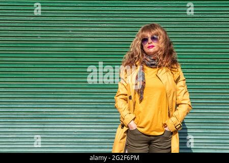 Reife Erwachsene Frau auf der Straße vor dem Blinden Stockfoto