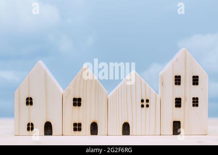 Holzhaus kleines Modell mit blauem Himmel für Dorf gutes Haus Stadt städtischen Gemeinschaft Konzept. Stockfoto