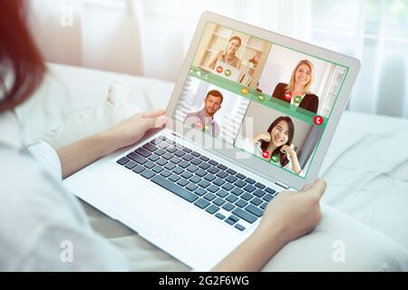Geschäftsfrauen bleiben von zu Hause aus arbeiten Nahaufnahme Zoom Meeting Videoanruf mit Geschäftspartner mit Laptop während der Selbstquarantäne. Stockfoto