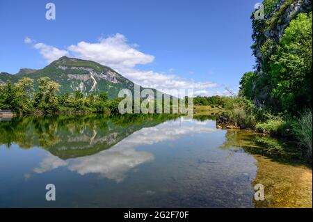 Der blaue See in der Nähe von Vions, mit dem Grand Colombier Berg im See reflektiert Stockfoto