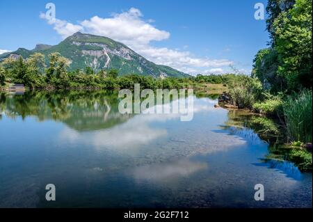 Der blaue See in der Nähe von Vions, mit dem Grand Colombier Berg im See reflektiert Stockfoto