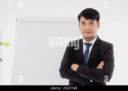 Smart zuversichtlich asiatischen erwachsenen Geschäftsmann. Büroangestellte stehend Arm gekreuzt aussehende Kamera. Stockfoto