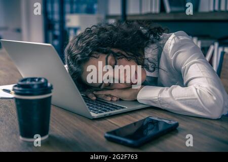 Müde arbeitende Frauen, die am Schreibtisch schlafen, harte Arbeit über Nacht. Afroamerikanische schwarze Geschäftsfrauen Angestellte arbeitete spät und schlief auf dem ein Stockfoto