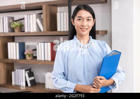 Asiatische Geschäftsfrauen Erwachsene Angestellte für Buchhalter Sekretärin oder HR-Manager behandeln Datei Ordner. Porträt Thai Rechtsanwalt mittleren Alters Büroangestellter PR Stockfoto