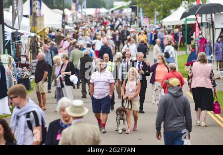 Ardingly Sussex, Großbritannien. Juni 2021. Besucher genießen den ersten Tag der South of England Show in Ardingly Sussex. Die South of England Show 2021 ist die regionÕs Premier Country Show, die an drei Tagen Tausende von Besuchern aus dem ganzen Land anzieht : Credit Simon Dack/Alamy Live News Stockfoto
