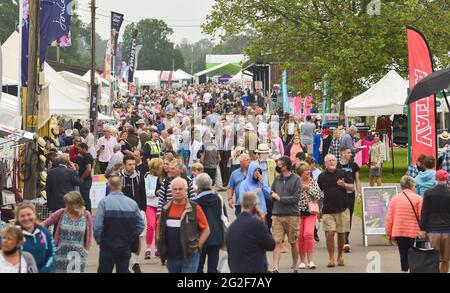 Ardingly Sussex, Großbritannien. Juni 2021. Besucher genießen den ersten Tag der South of England Show in Ardingly Sussex. Die South of England Show 2021 ist die regionÕs Premier Country Show, die an drei Tagen Tausende von Besuchern aus dem ganzen Land anzieht : Credit Simon Dack/Alamy Live News Stockfoto