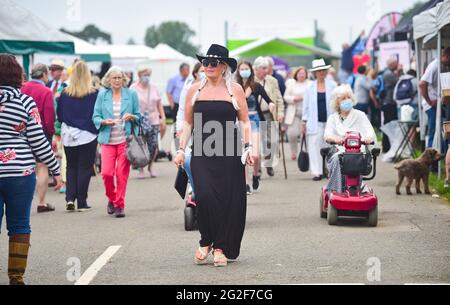 Ardingly Sussex, Großbritannien. Juni 2021. Frühe Ankunft am ersten Tag der South of England Show in Ardingly Sussex. Die South of England Show 2021 ist die regionÕs Premier Country Show, die an drei Tagen Tausende von Besuchern aus dem ganzen Land anzieht : Credit Simon Dack/Alamy Live News Stockfoto