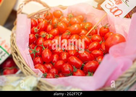 Traubentomate oder Kirschcocktail frische Tomaten kleines reifes Fruchtgemüse für den Salatverkauf auf dem japanischen Markt. Stockfoto