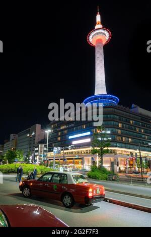 Tokio, Japan - 15.05.2019: Vertikale Low-Angle-Aufnahme des Kyoto-Turms, der in der Nacht von der Straße unten mit traditionellem Licht in verschiedenen Farben beleuchtet wird Stockfoto