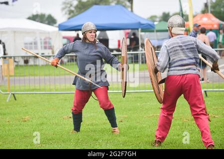 Ardingly Sussex, Großbritannien. Juni 2021. Sächsische Krieger am ersten Tag der South of England Show in Ardingly Sussex . Die South of England Show 2021 ist die wichtigste Country Show der Region und zieht an drei Tagen Tausende von Besuchern aus dem ganzen Land an : Credit Simon Dack/Alamy Live News Stockfoto