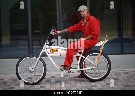 Großbritannien / England /London / Mann posiert beim Classic Car Boot Sale am Granary Square in King's Cross London mit einem Custom-Fahrrad. Stockfoto