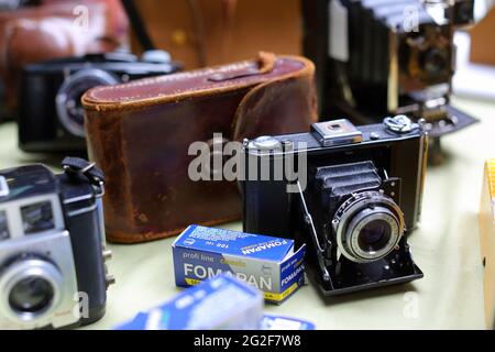 Alte Vintage-Kameras sind an einem Stand im Classic Car Boot Sale am Granary Square in King's Cross London erhältlich. Stockfoto