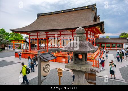 Kyoto, Japan - 15.05.2019: Menschen und Touristen, die an einem bewölkten Tag im Komplex des weltberühmten Fushimi Inari Shrine in Kyoto spazieren gehen. Klassische Japanische Gerichte Stockfoto