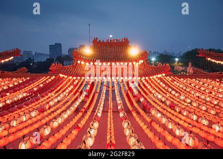 Traditionelle chinesische rote Laternen im Thean Hou Tempel vor der städtischen Skyline. Kuala Lumpur, Malaysia Stockfoto