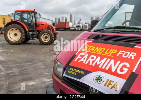 Skibbereen, West Cork, Irland. Juni 2021. Die Bauern aus dem ganzen Land unterstützten heute einen Protest der IFA gegen die GAP, das Klimaschutzgesetz, und machten deutlich, wie wichtig die Landwirtschaft für die ländlichen Städte ist. In Skibbereen, West Cork, sind rund 60 Traktoren, Autos und Lastwagen abgefahren. Quelle: AG News/Alamy Live News Stockfoto