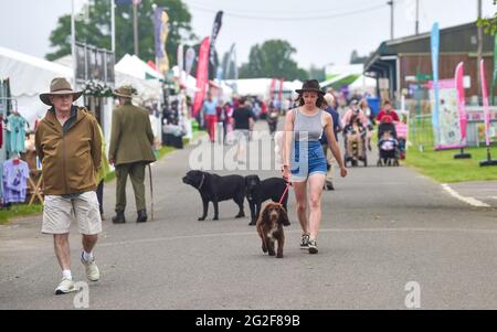Ardingly Sussex, Großbritannien. Juni 2021. Die ersten Besucher kommen zum ersten Tag der South of England Show in Ardingly Sussex an. Die South of England Show 2021 ist die wichtigste Country Show der Region und zieht an drei Tagen Tausende von Besuchern aus dem ganzen Land an : Credit Simon Dack/Alamy Live News Stockfoto