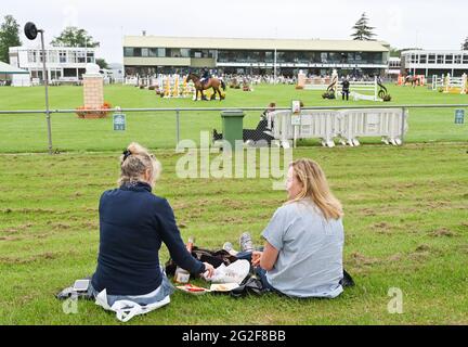 Ardingly Sussex, Großbritannien. Juni 2021. Zeit für ein Picknick am ersten Tag der South of England Show in Ardingly Sussex . Die South of England Show 2021 ist die wichtigste Country Show der Region und zieht an drei Tagen Tausende von Besuchern aus dem ganzen Land an : Credit Simon Dack/Alamy Live News Stockfoto