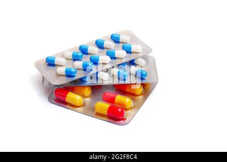 Verschiedene Kapseln in Blisterpackungen isoliert auf weißem Hintergrund Stockfoto