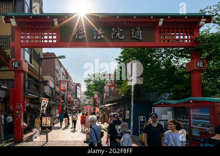 Tokio, Japan - 05.13.2019: Geschäftiger Dampfer mit vielen Geschäften, die durch eines der Torii-Tore im Komplex des Asakusa-Tempels betrachtet werden Stockfoto