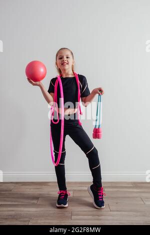 Junge professionelle Turnerin Mädchen posiert mit Ausrüstung Stockfoto