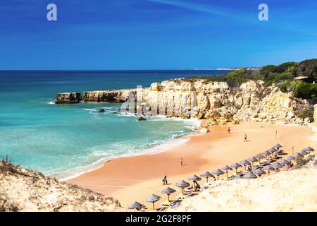 Blick auf den Strand Praia do Castelo an der Algarve, Portugal. Stockfoto